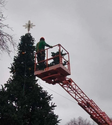 Гірлянди, ялинки та яскраві фотозони: як Дніпро готують до новорічних свят