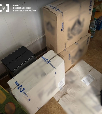 Пів мільйона у коробках: як 51-річний чоловік в Одесі продавав контрафакт через месенджер, - ФОТО, ВІДЕО