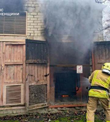 У Березному під час пожежі врятували чоловіка з будинку