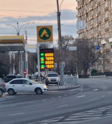 В Крыму после удара по нефтебазе на заправках ATAN осталась лишь одна марка бензина – активист