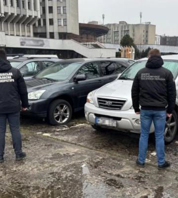 Керівник благодійного фонду на Львівщині продавав автівки, які завозив нібито для ЗСУ
