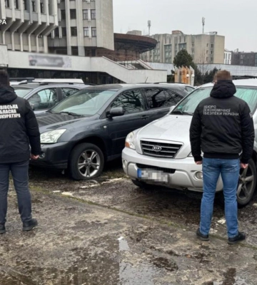 Керівник благодійного фонду на Львівщині продавав автівки, які завозив нібито для ЗСУ