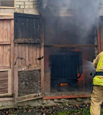 У Березному під час пожежі врятували чоловіка з будинку