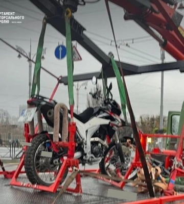 У Києві вперше евакуювали мотоцикл — залишили біля зупинки громадського транспорту, фото