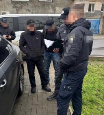 ДБР викрило ще одного правоохоронця на Херсонщині у схемі продажу водійських прав.