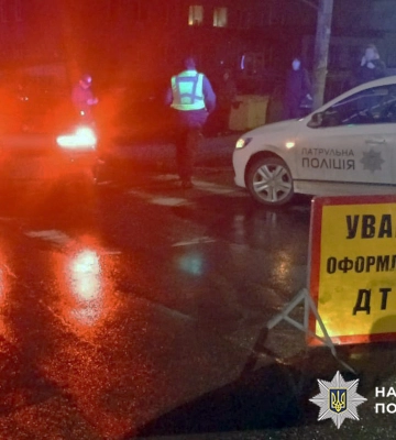 У Хмельницькому поліція встановлює обставини ДТП, в якій постраждав маленький хлопчик