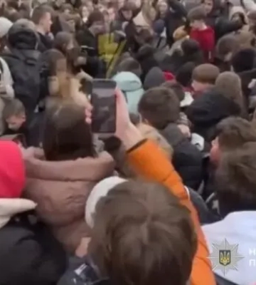 У Тернополі сталася тиснява через безплатні бургери, постраждали діти – відео