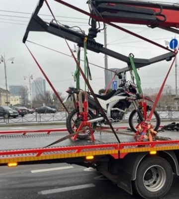 В Киеве впервые эвакуировали мотоцикл за нарушение ПДД