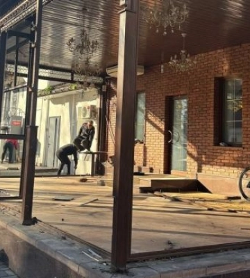 У центрі міста знесли незаконну прибудову-кафе