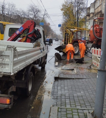 Негода в Одесі: водіїв закликають не залишати авто на решітках дощоприймачів 