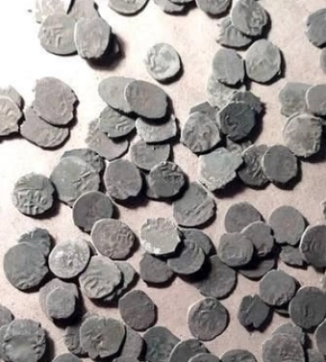 Поліція передала Національному музею історії артефакти, вилучені під час спроби незаконного продажу