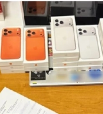 Сховала під сосиски: волинянка везла в Україну понад два десятки iPhone 17 Pro Max 