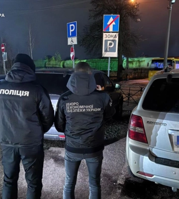 Наживалися на ЗСУ: на Львівщині викрили схему продажу "гуманітарних" авто, організовану головою фонду