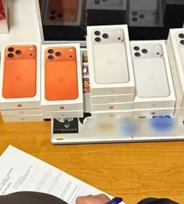 Сховала під сосиски: волинянка везла в Україну понад два десятки iPhone 17 Pro Max 