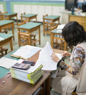 Стало відомо, як покарали вчительку в Києві, яка показувала дітям російськомовний мультик