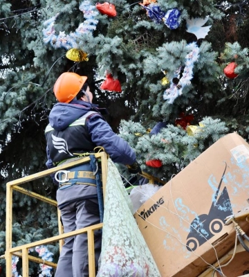 У Сумах прикрашають ялинку до Дня Миколая