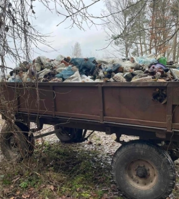 З лісу на Волині вивезли 8 величезних причепів сміття 