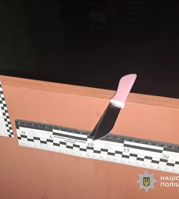 У Виноградові біля магазина чоловік напав на місцеву мешканку і вдарив ножем