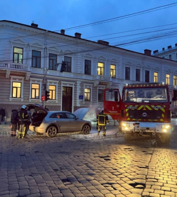 Біля Собору у Чернівцях задимівся легковик. Викликали рятувальників