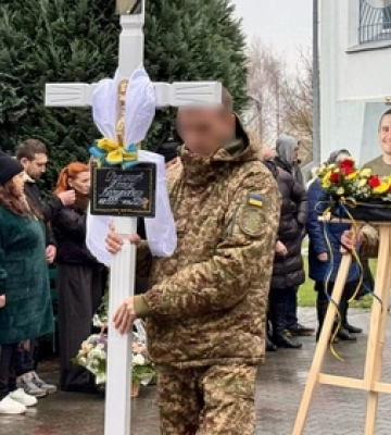 Пів року вважався зниклим безвісти: у Нововолинську попрощалися з воїном Артемом Румянцевим 