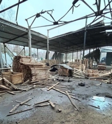 На Чернігівщині загарбники вдарили по деревообробному підприємству, двоє поранених