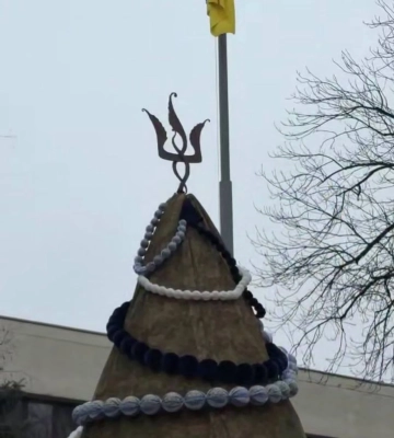 Основа - пиксельная ткань: в Ивано-Франковске установили символическую елку-оберег