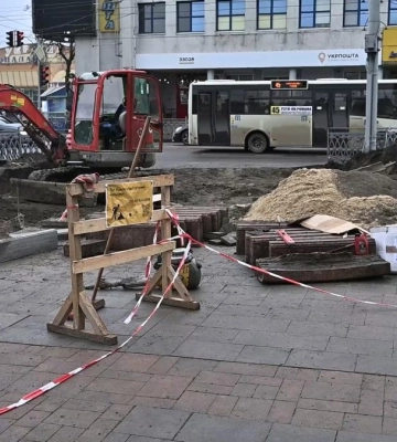 У центрі Рівного облаштовують новий пішохідний перехід (ВІДЕО)