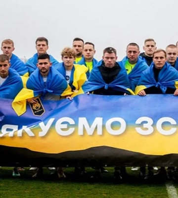 ЗМІ показали, як ворожий ударний дрон низько пролетів над стадіоном і між багатоповерхівками у Чернігові