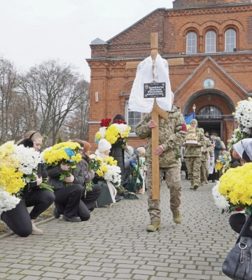 Навіки 22: на Волині громада попрощалася з молодим Героєм Дмитром Корнійчуком