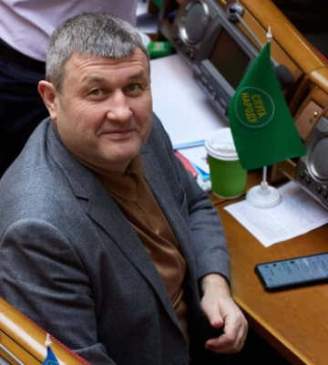 Депутат ВР Сергій Литвиненко записав елітні авто на підставних осіб, але спокійно їздив цими машинами на роботу