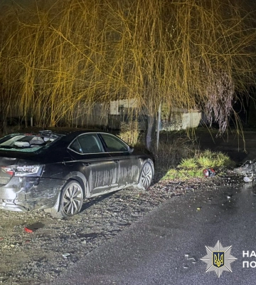 На Хмельниччині підліток на мотоциклі врізався у припаркований автомобіль, - поліція