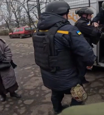 "Бережіть себе": рятувальники евакуювали ще двох мешканців з Дружківки на Донеччині