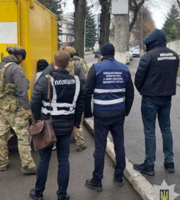 Розкрадали та продавали провізію для військових: групу людей викрили у Хмельницькому