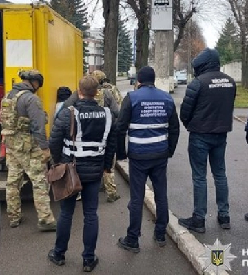 Розкрадали та продавали провізію для військових: групу людей викрили у Хмельницькому