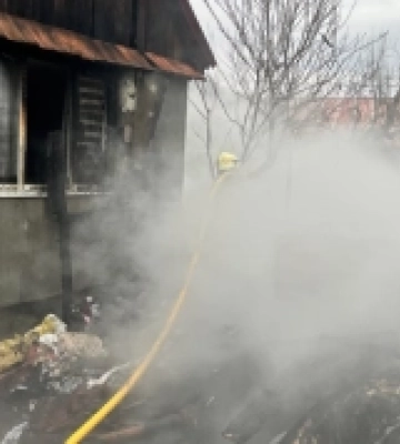 У Хусті таксист врятував будинок, вчасно помітивши пожежу