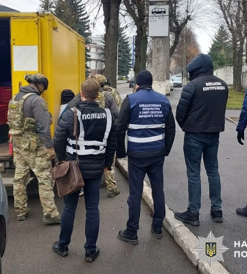 Розкрадали та продавали провізію для військових: групу людей викрили у Хмельницькому