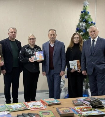 "Святий Миколай — дітям Харкова": Микола Томенко передав українські книги та подарунки підземній школі