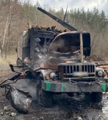 Російський безпілотник влучив у вантажівку з дровами в Ізюмі, загинули двоє чоловіків