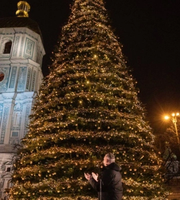 Головна ялинка країни засяяла на Софійській площі у Києві