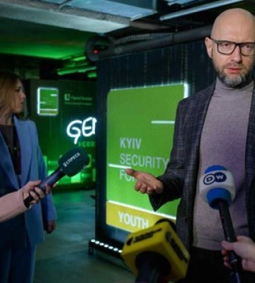 "Повзучі й капітуляційні", – Яценюк на Київському молодіжному форумі про "мирні перемовини"