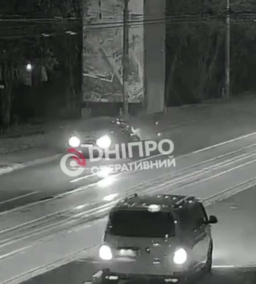 У Дніпрі на зʼїзді з Амурського мосту кур'єр потрапив під колеса авто: відео моменту