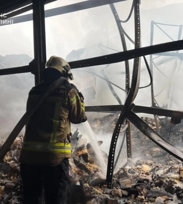 Росіяни поцілили у склади мережі супермаркетів «Сімі» та «Сім23» у Луцьку