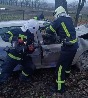 У селі на Хмельниччині рятувальники дістали з машини тіло загиблого у ДТП водія