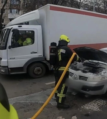 В Рівному рятувальники оперативно ліквідували пожежу в автомобілі. ВІДЕО