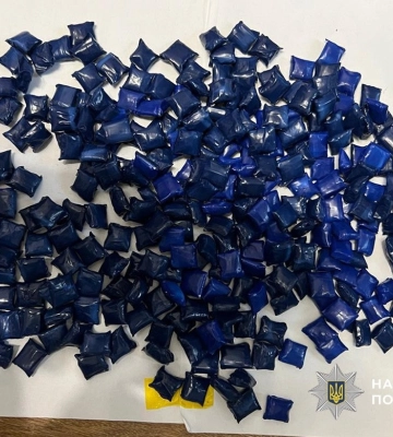 На Буковині поліцейські вилучили у затриманого наркодилера майже 1 000 доз для закладок