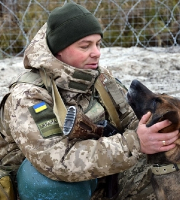 На Волині служить кінолог із собакою, який не любить мокрий сніг 