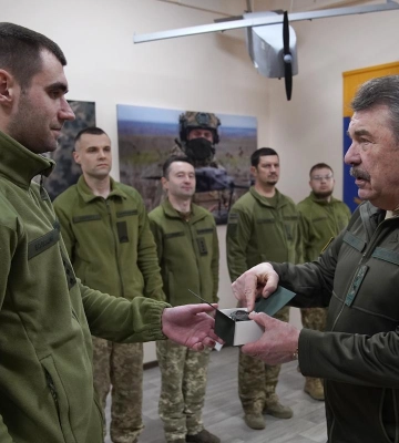 Экс-министр Кузьмук, разоруживший ВСУ при Кучме, похвалил бойцов за мужество