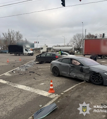 У селі на Київщині внаслідок зіткнення двох автомобілів постраждали водій та пасажир одного з них