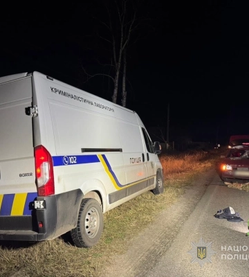 У селі на Сумщині внаслідок ДТП загинув на місці пішохід та постраждала пасажирка автівки
