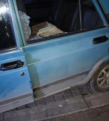 В Одесі затримали трьох хлопців, які заради розваги пошкодили чужу автівку